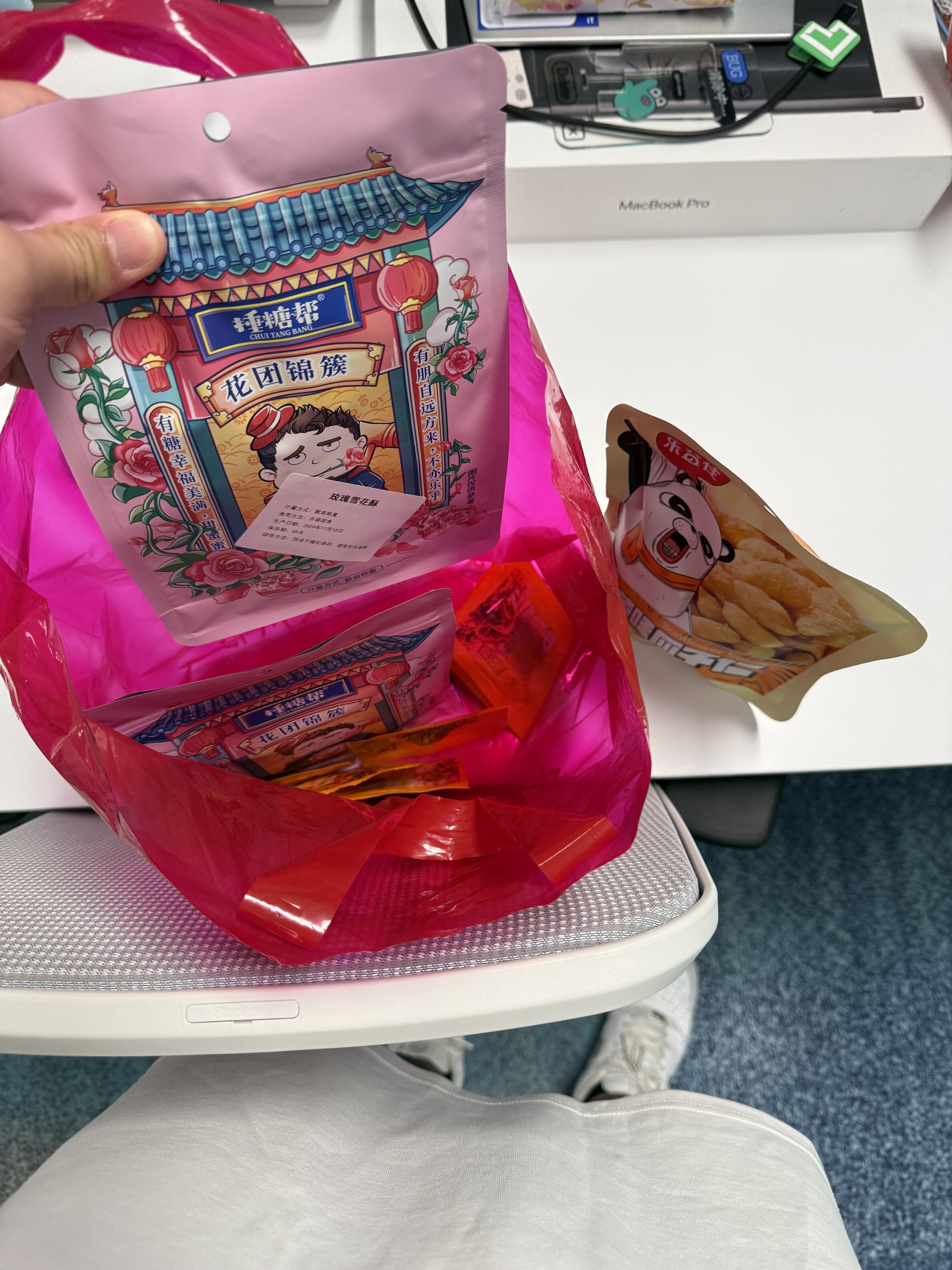 终于轮到我给同事发零食啦！sharing is caring, honestly, it feels so good to return the favour HEEHEE 🫶🏻