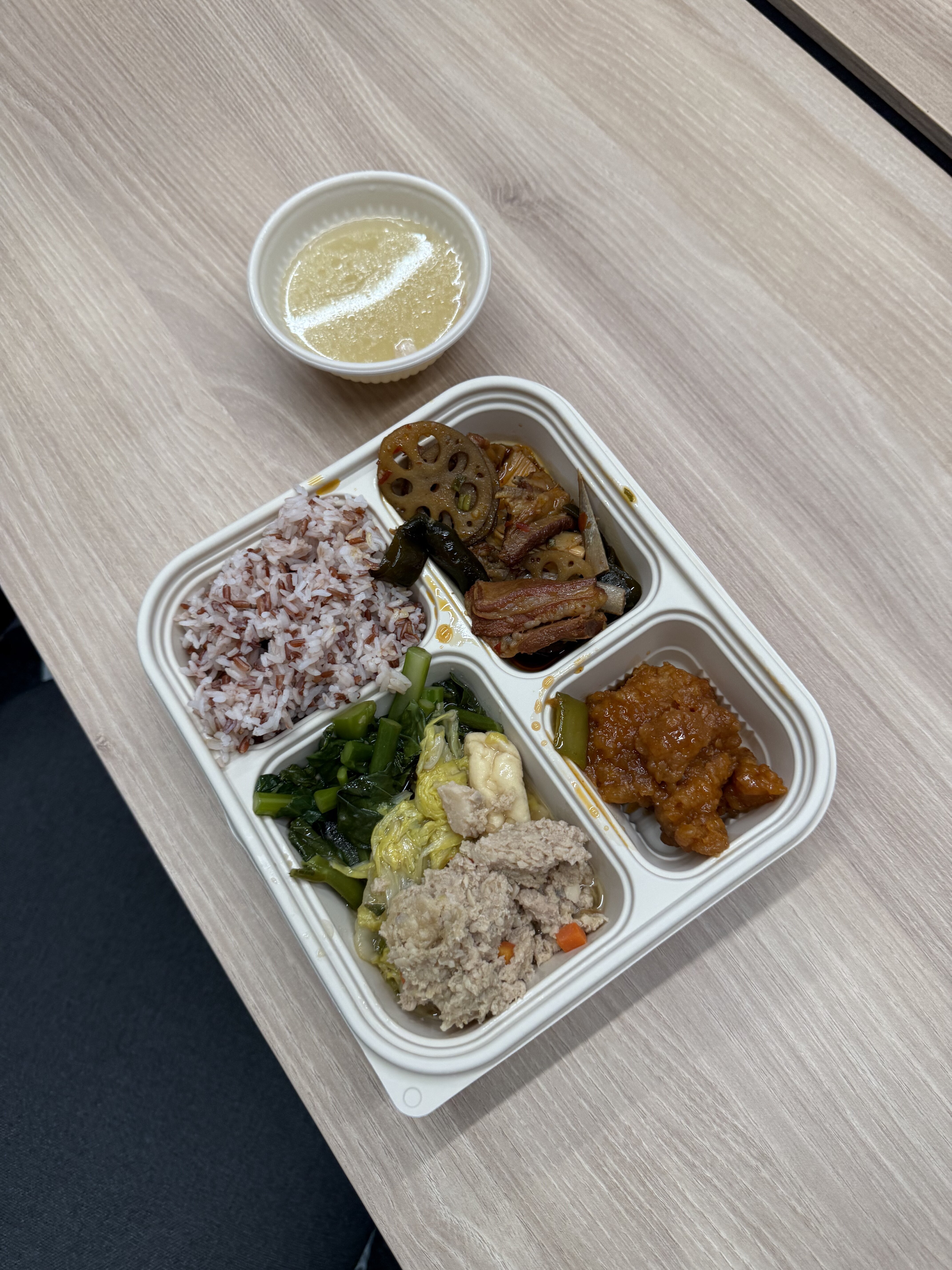 每次的汤都特别好喝很浓很香 冷冷的一天喝一碗这种汤 真的疗愈