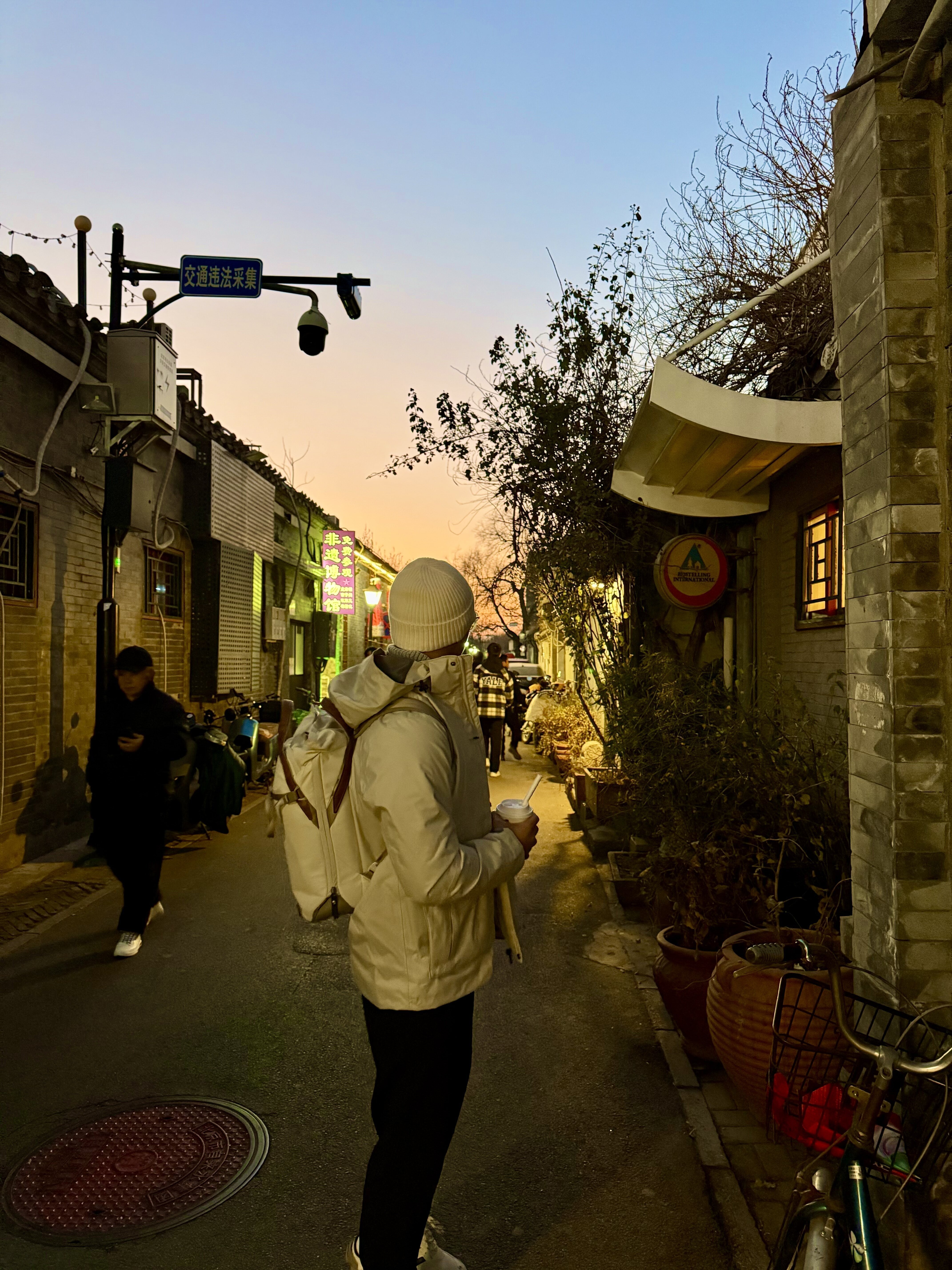在南锣鼓巷街上看日落