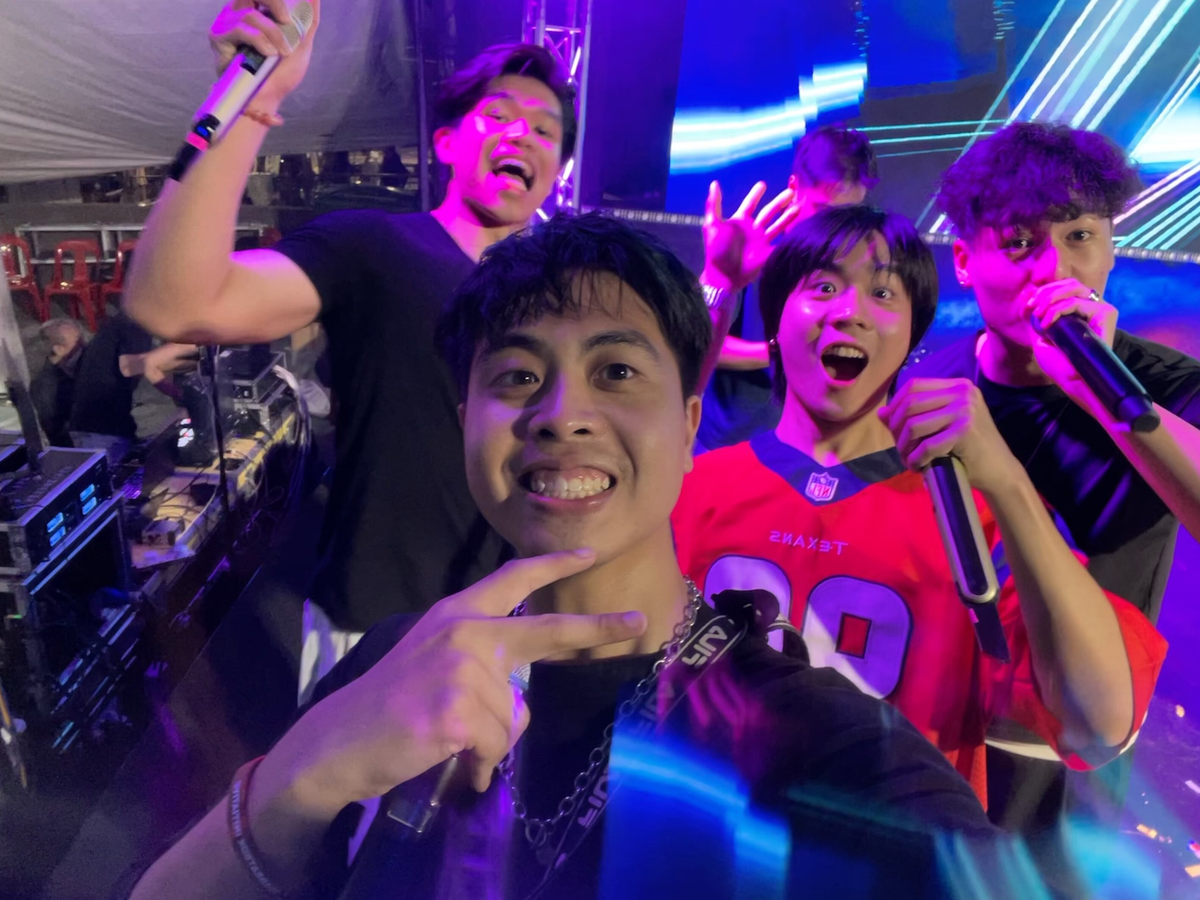 on-stage wefie with the team! missed clark, though. 🫶🏻