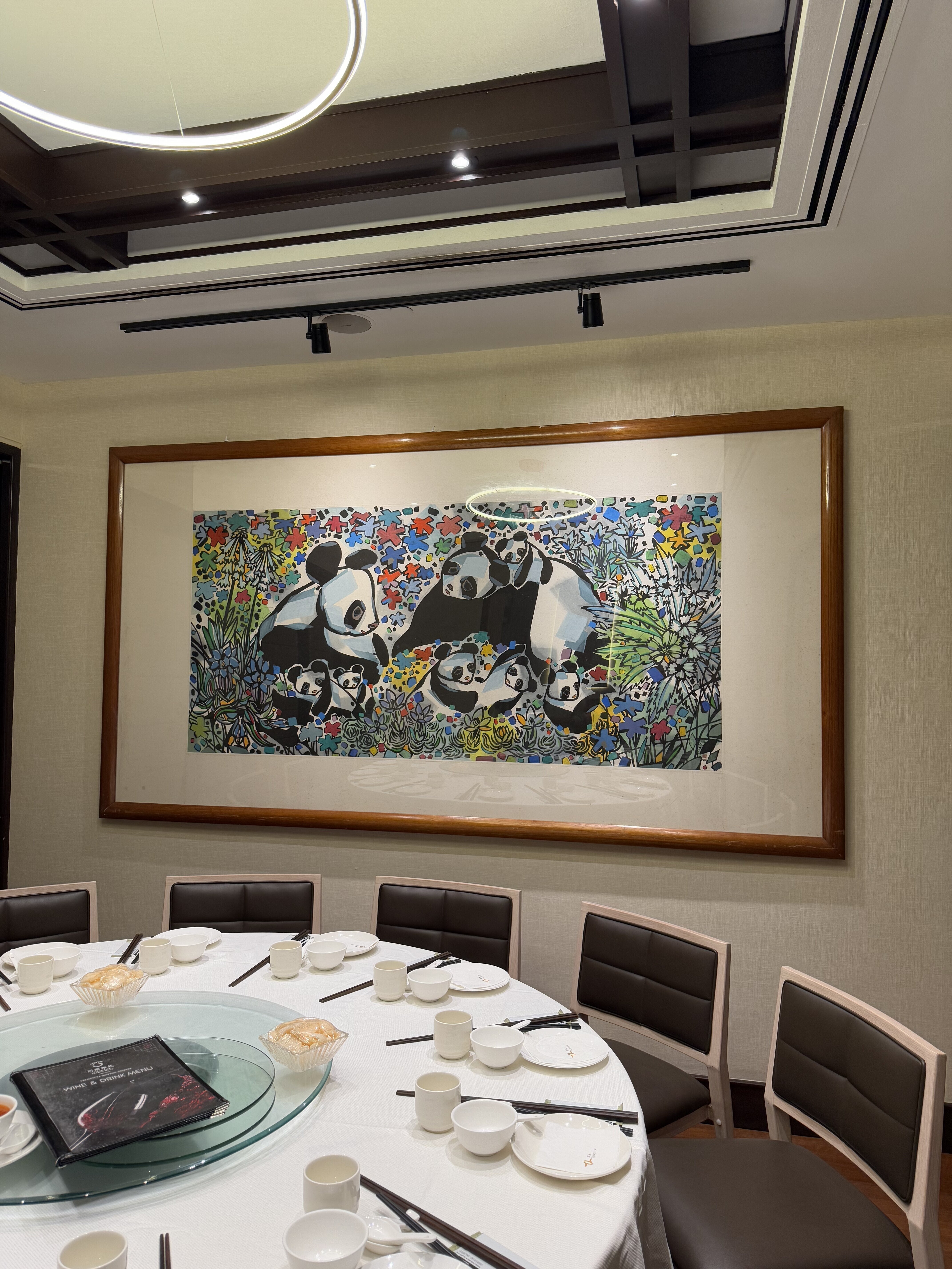 我们的包厢！你看这可爱的熊猫画啊啊啊