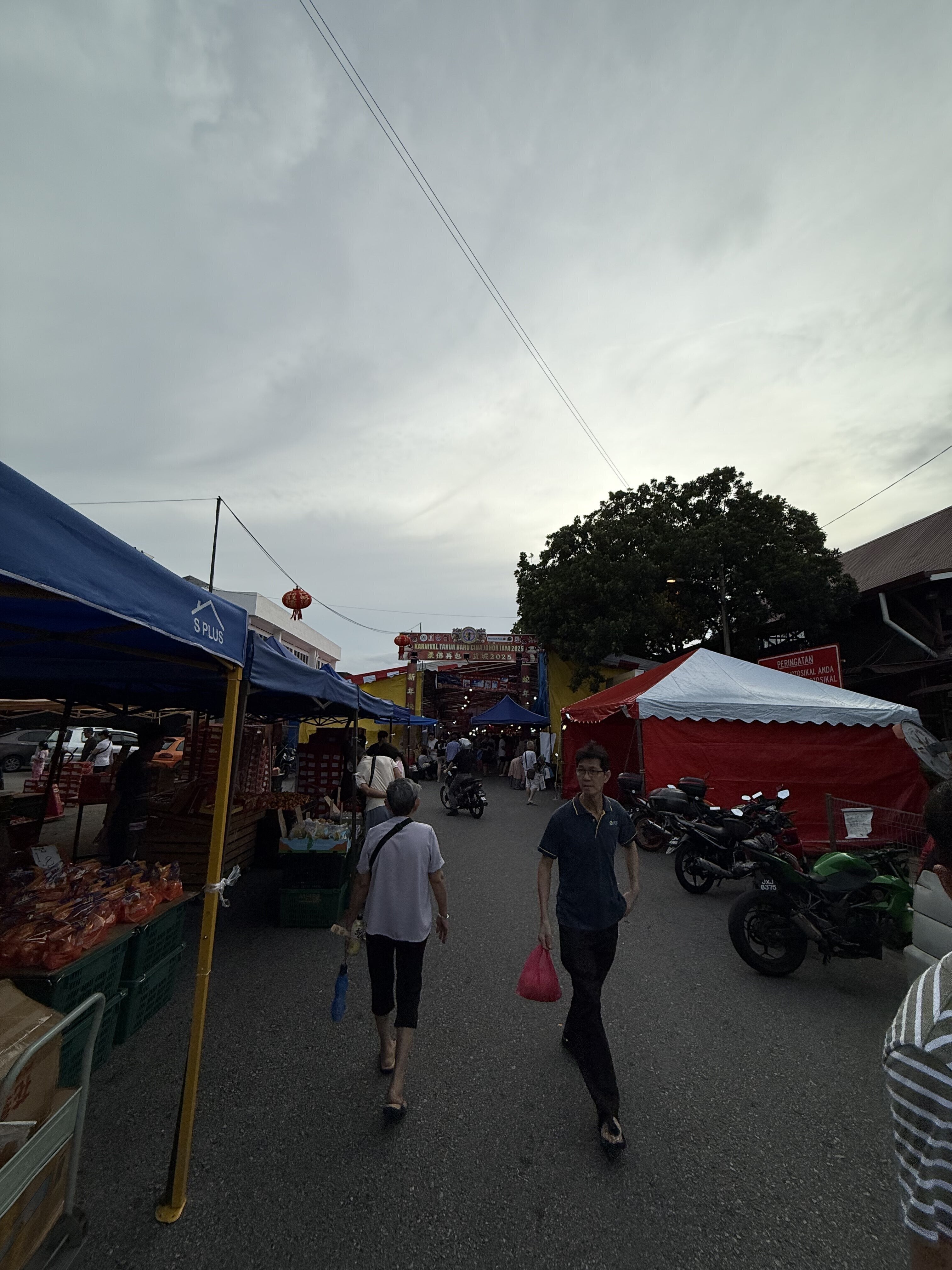 去旁边街上的新年摆摊 - ok 我不懂怎样叫他们 but u get me :3