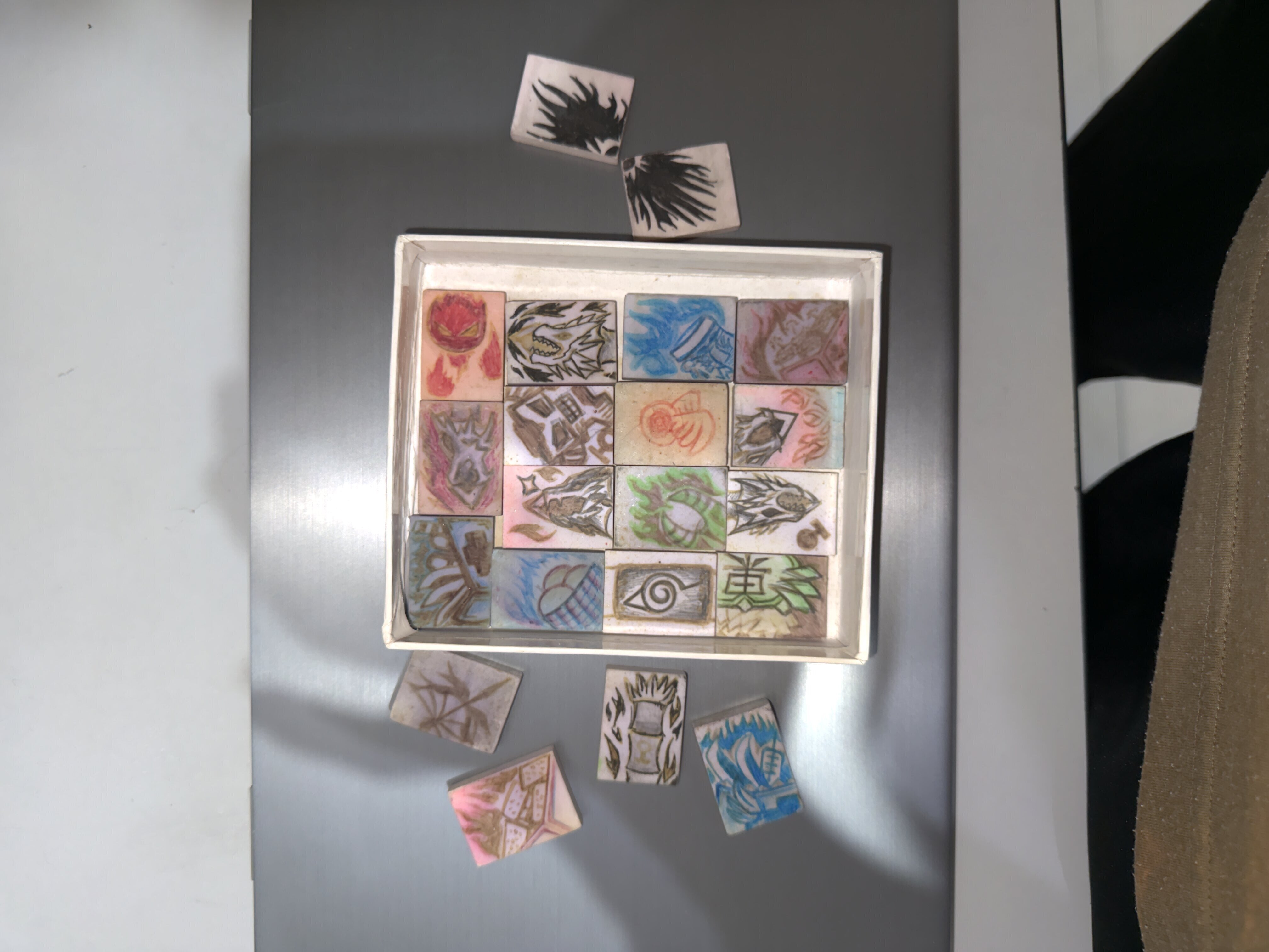 小学时，学校流行「斗胶擦」就是可以用手指去按、压在上面的就是赢家 - 因为我喜欢画画，突发奇想说为什么不借此机会来卖胶擦、然后我就在上面画了一些以前流行的「弹弹堂」的武器等等来高价出售