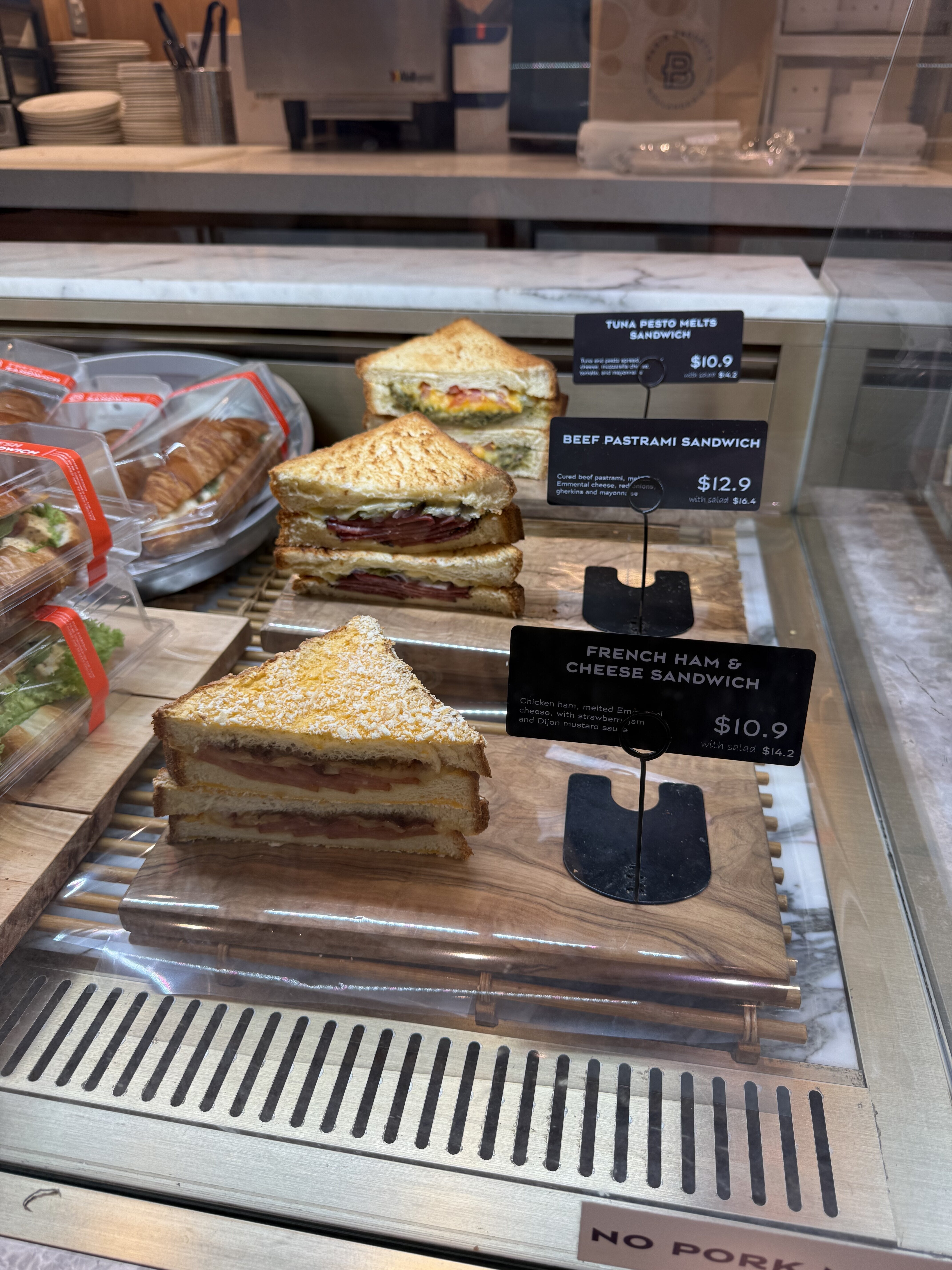 和同事出去吃午餐~ @ paris baguette