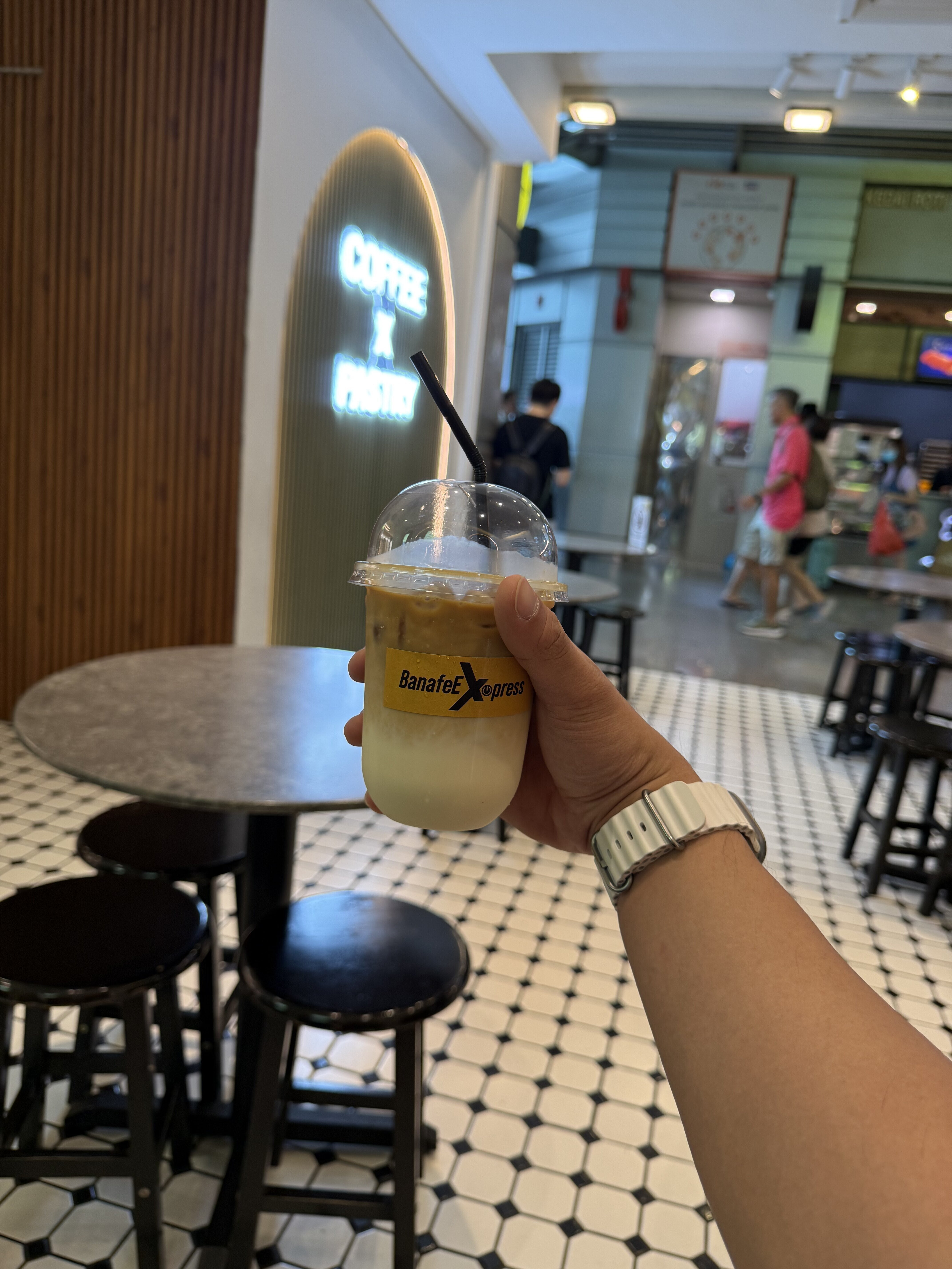 等车买了个咖啡，超贵 RM14，而且报喝，奶太重了