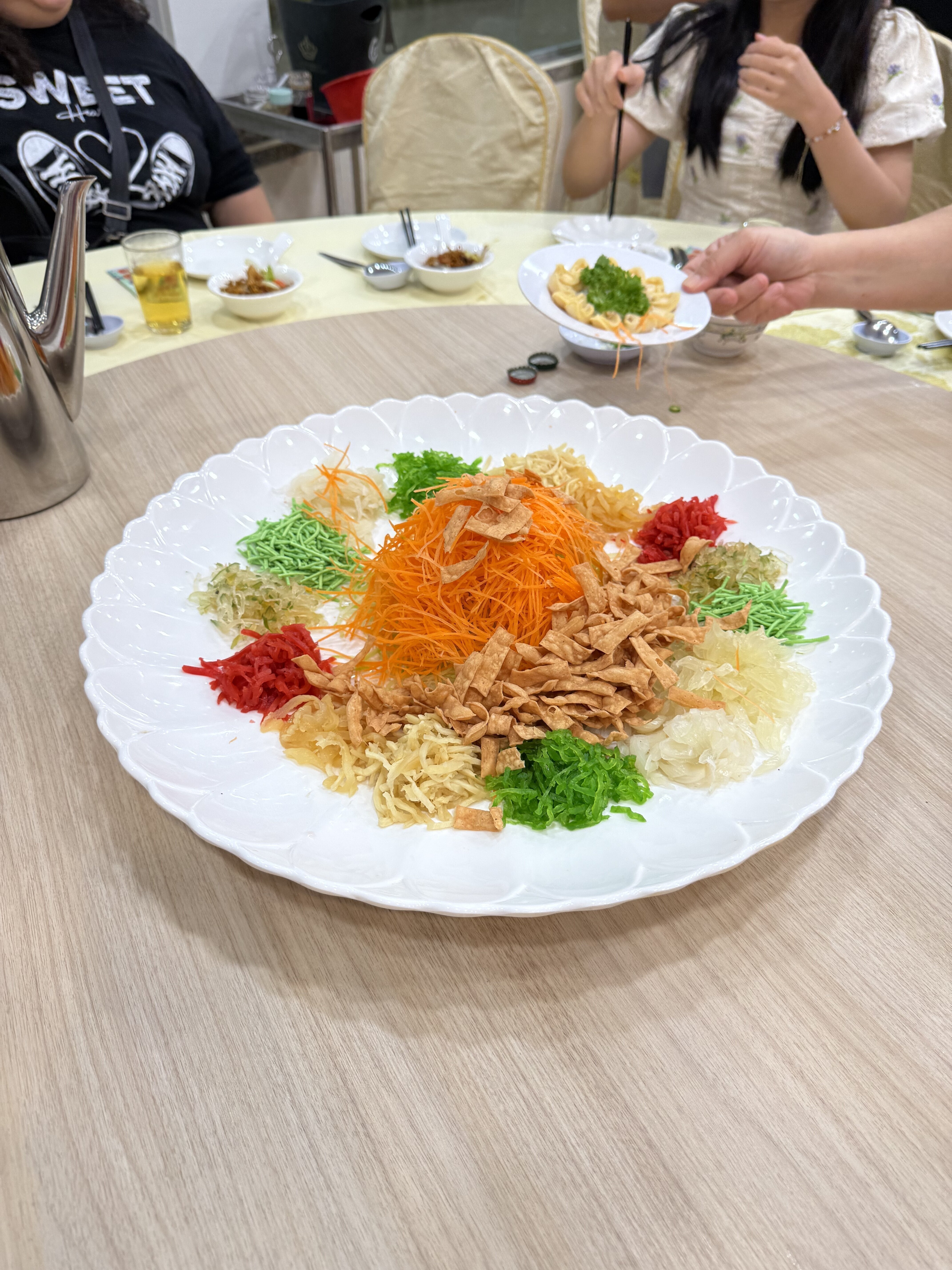 过节传统——捞鱼生！（但是我们算是又提前捞了——上一次是和肥肥妈妈哈哈哈）