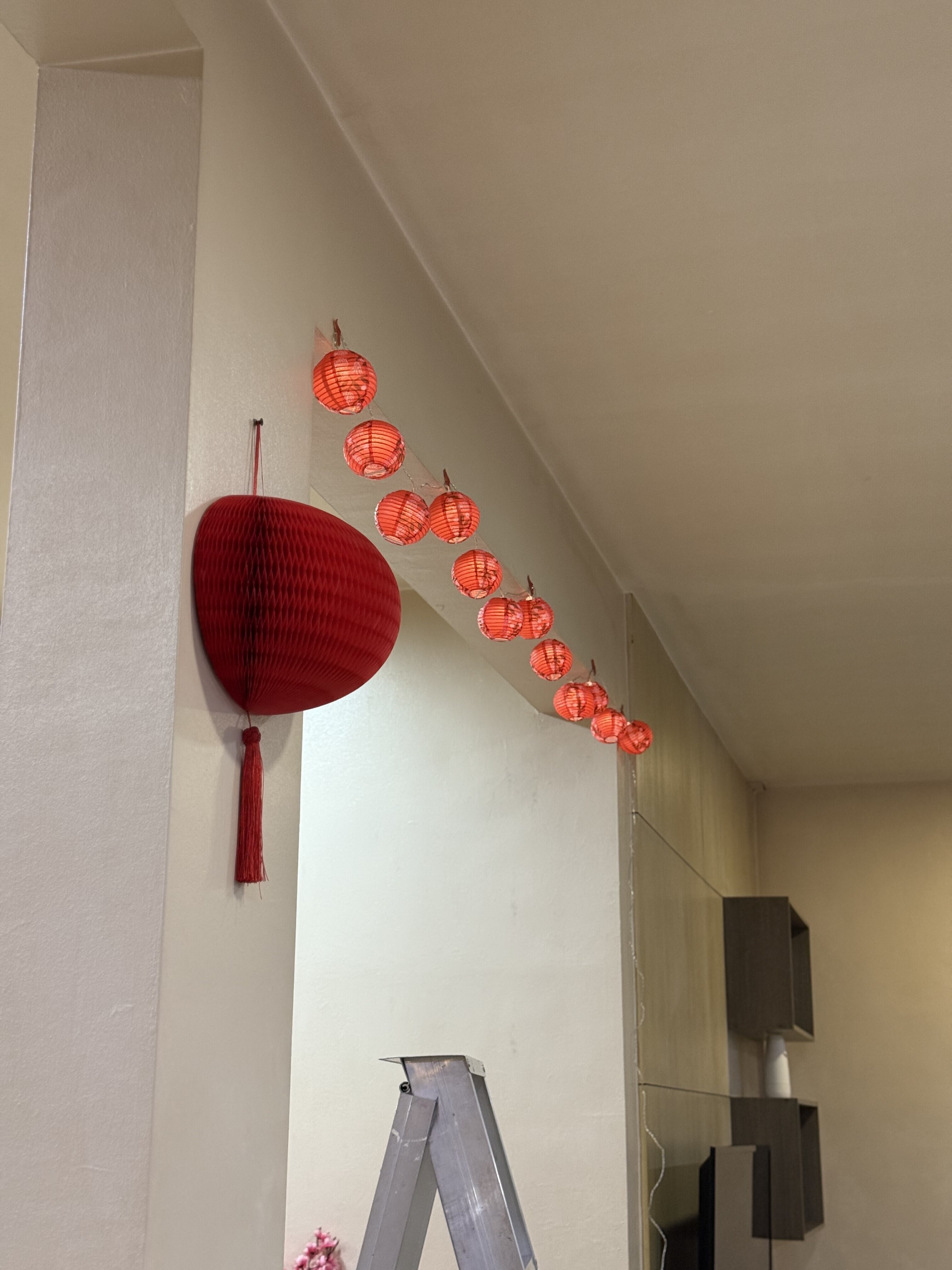 大扫除！和家人一起挂新年装饰的温馨时刻 🧹✨