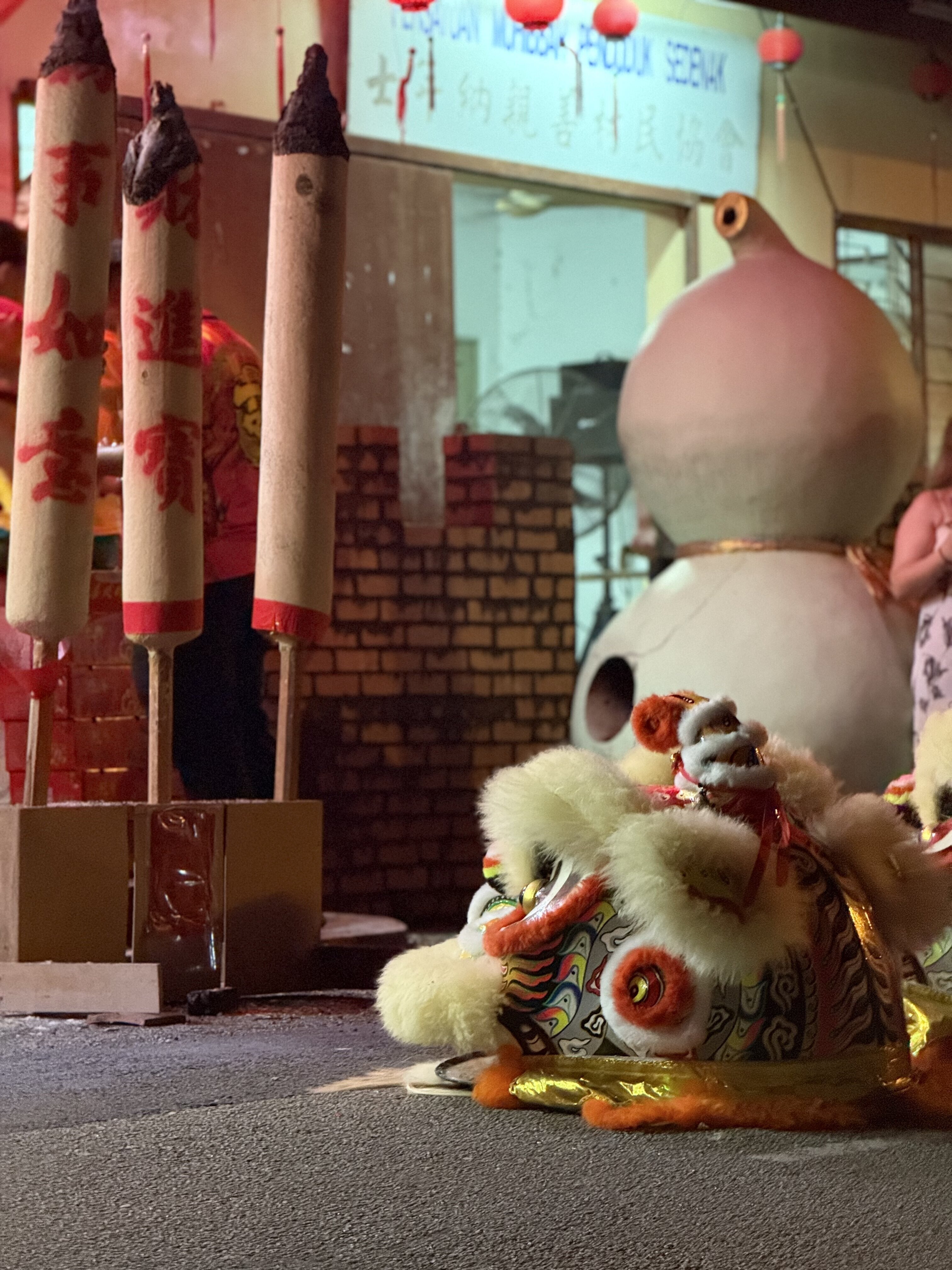 晚上去寺庙看舞狮和烟火！