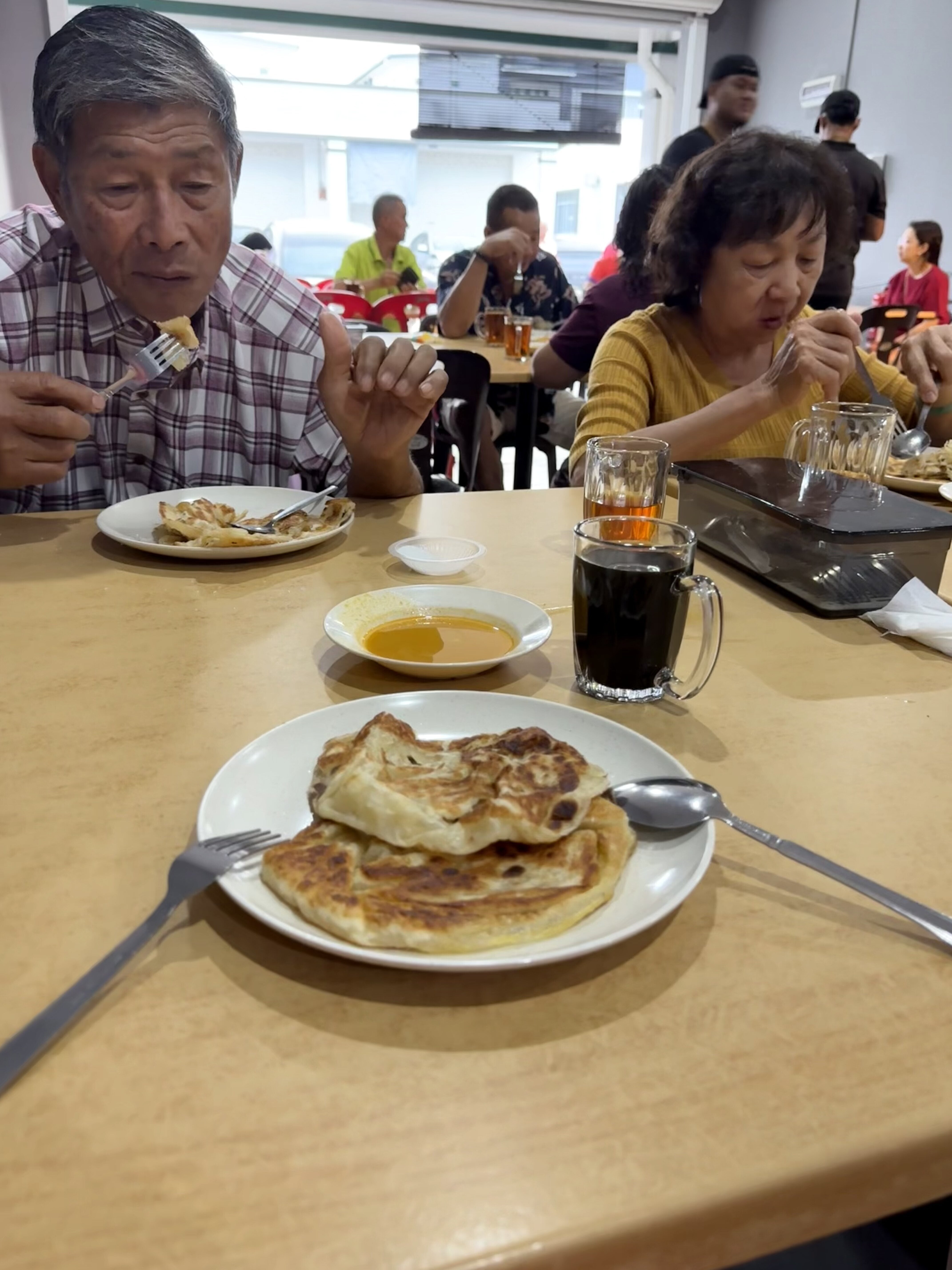 吃早餐咯~ 爸爸在我旁边 嘿嘿