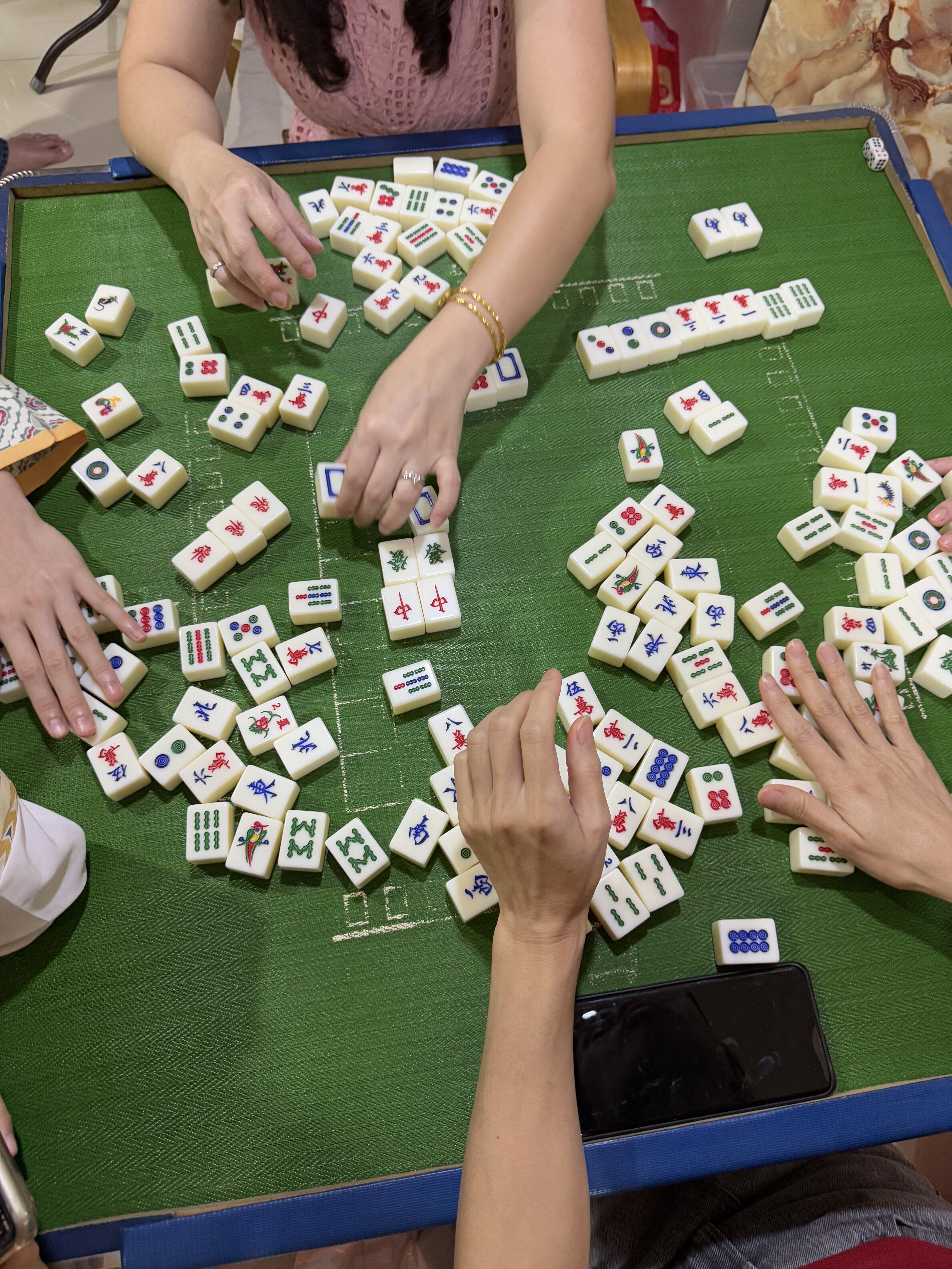 终于学了怎么打麻将了！其实也不怎么难 就… 可能图案会比较容易搞错之外，就是个数学概率游戏 🀄️