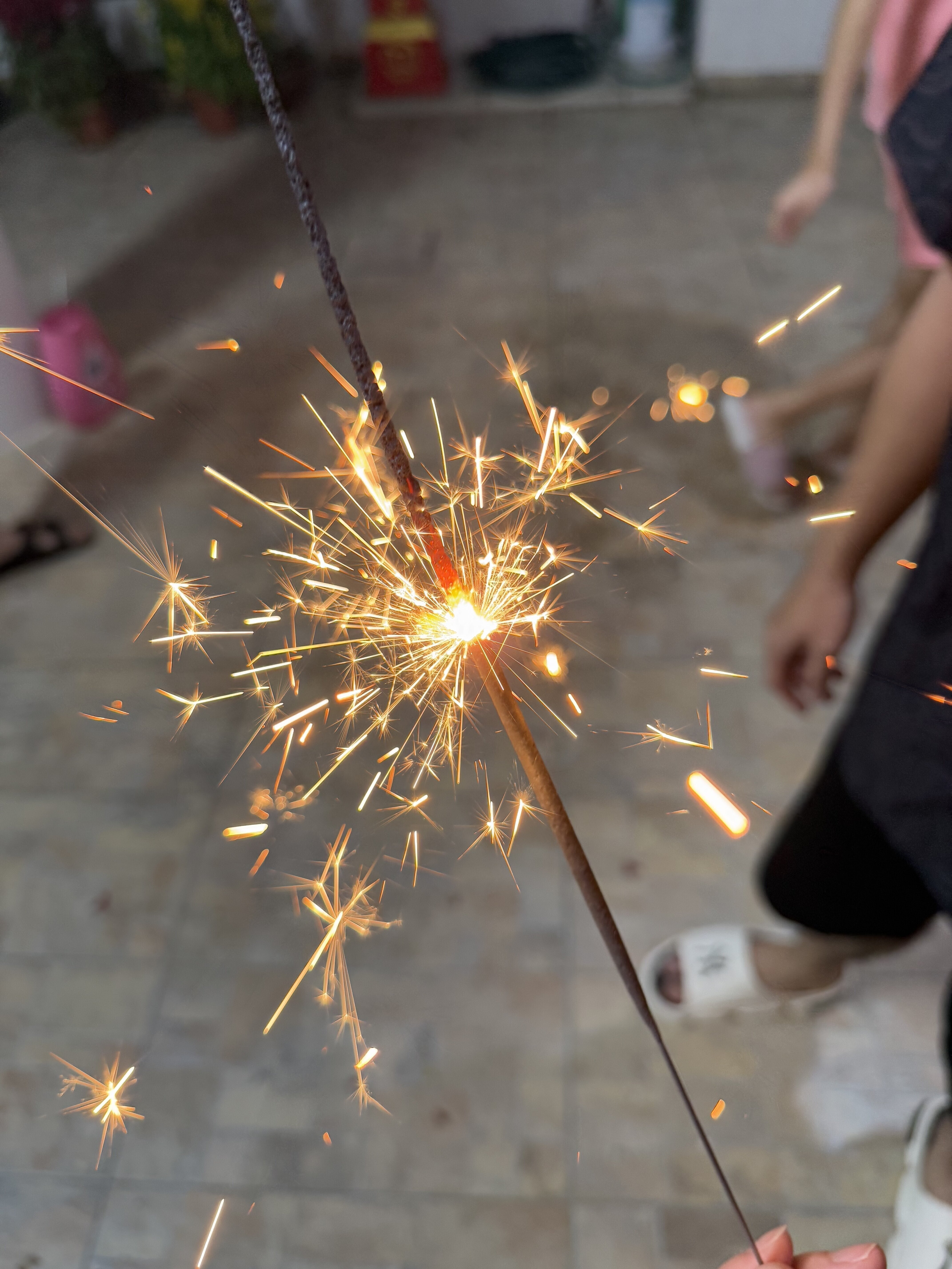 看着短短一支仙女棒，在短短的时间内结束她的生命，就为了点亮孩子们的快乐回忆 🥺