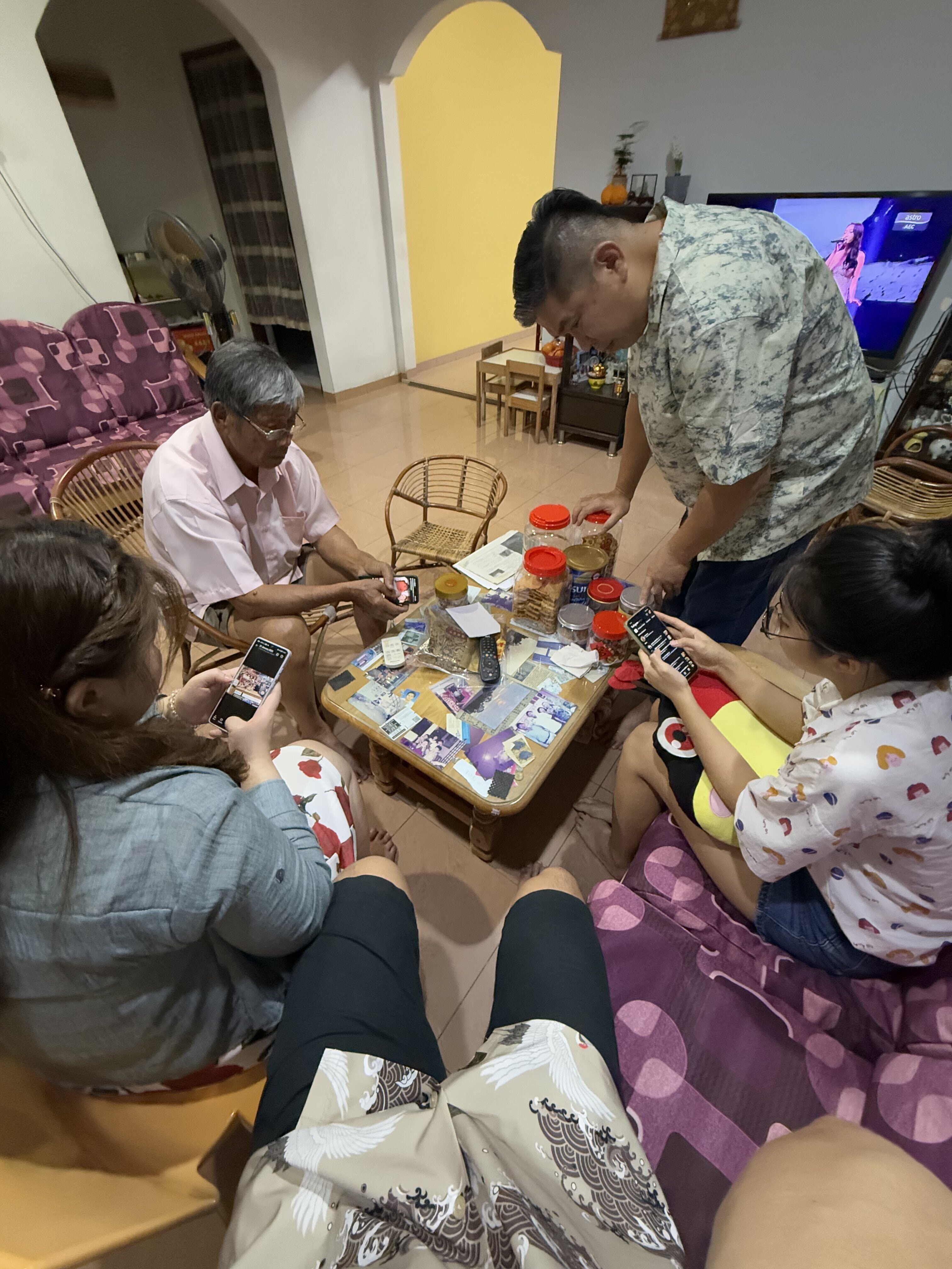 然后我们围起来讨论爷爷桌子下收藏的老照片 🥺 时间你给我走慢点！真的！！