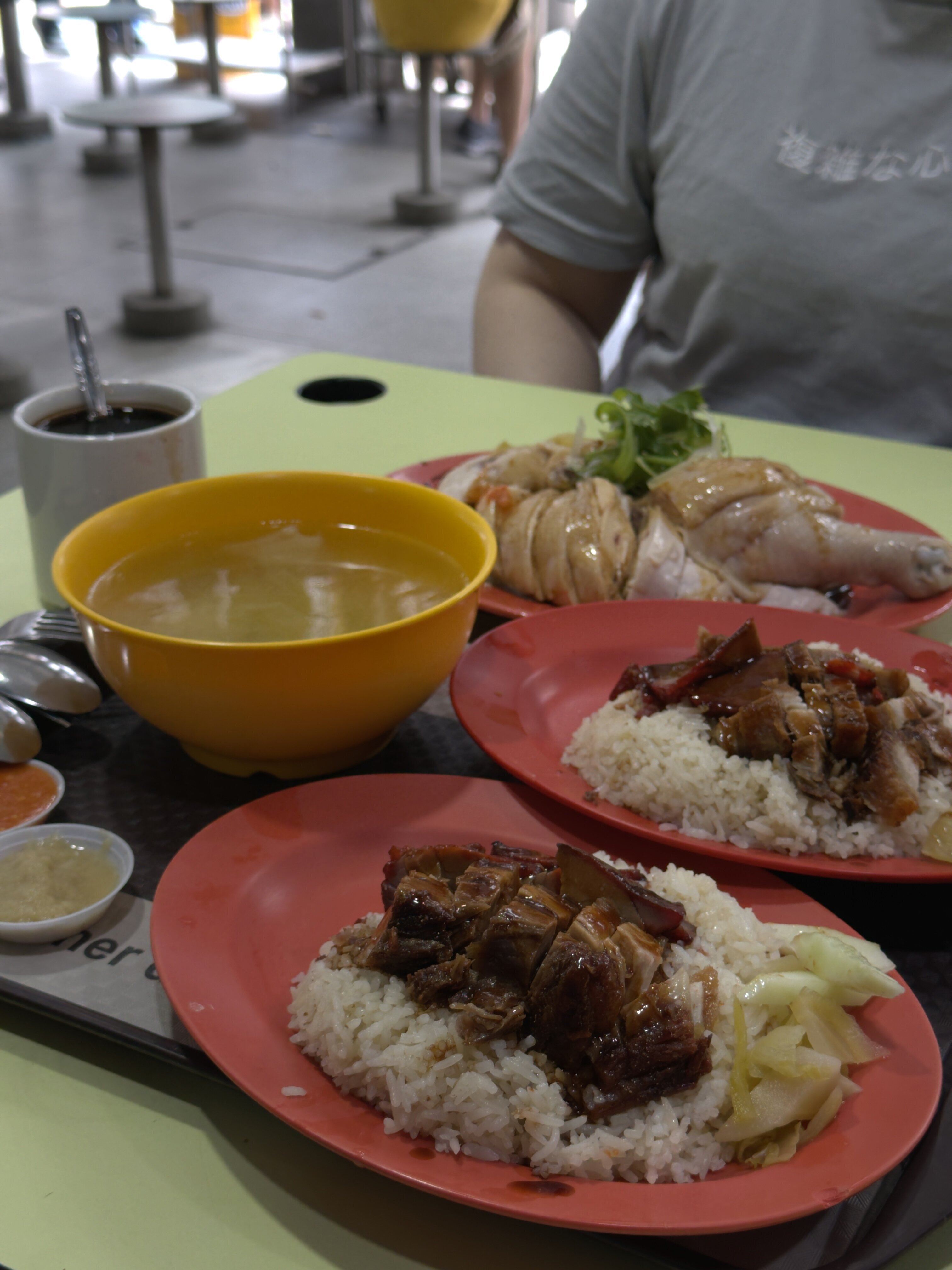 周日和姐姐这么吃！叫了半只鸡，嘱咐他们去骨了，她转过来告诉我：”小弟，我忘记去骨哦，你慢慢吃啊“ 😰