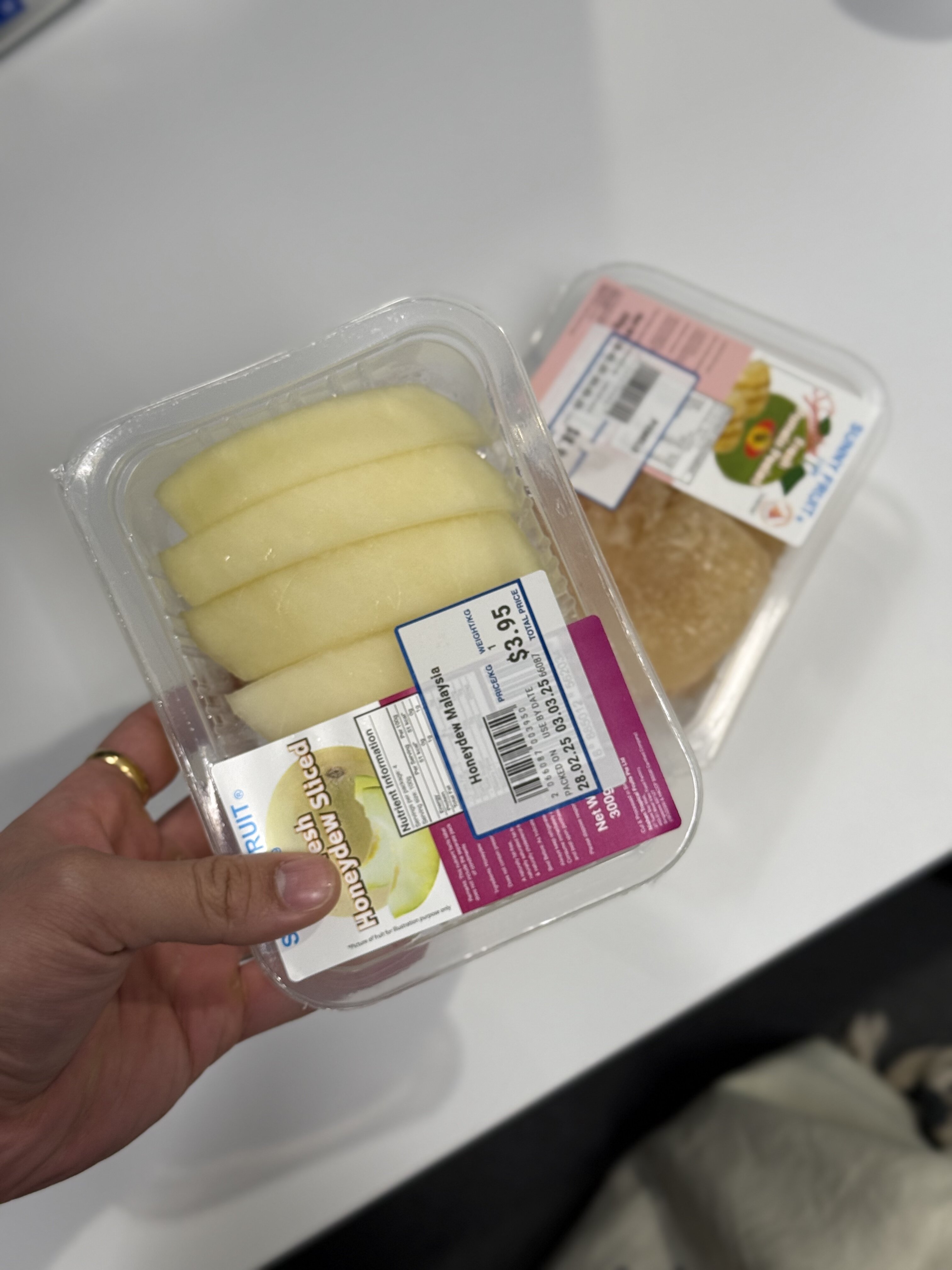 啊啊啊 Leon 经过公司 特地给我们送了水果 好贴心啊 谁懂