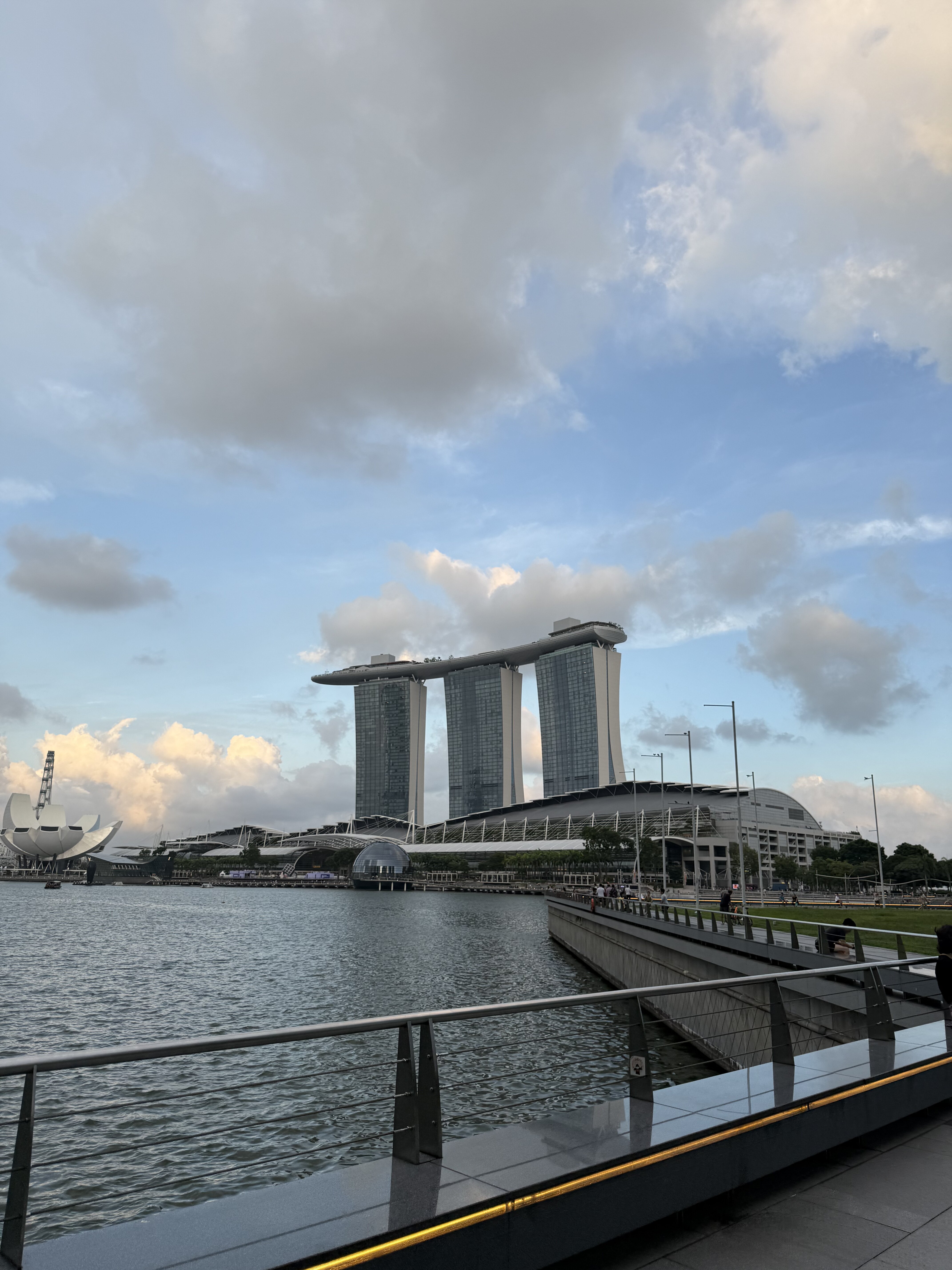 下班和朋友逛了逛公司附近、看看 MBS 的风景