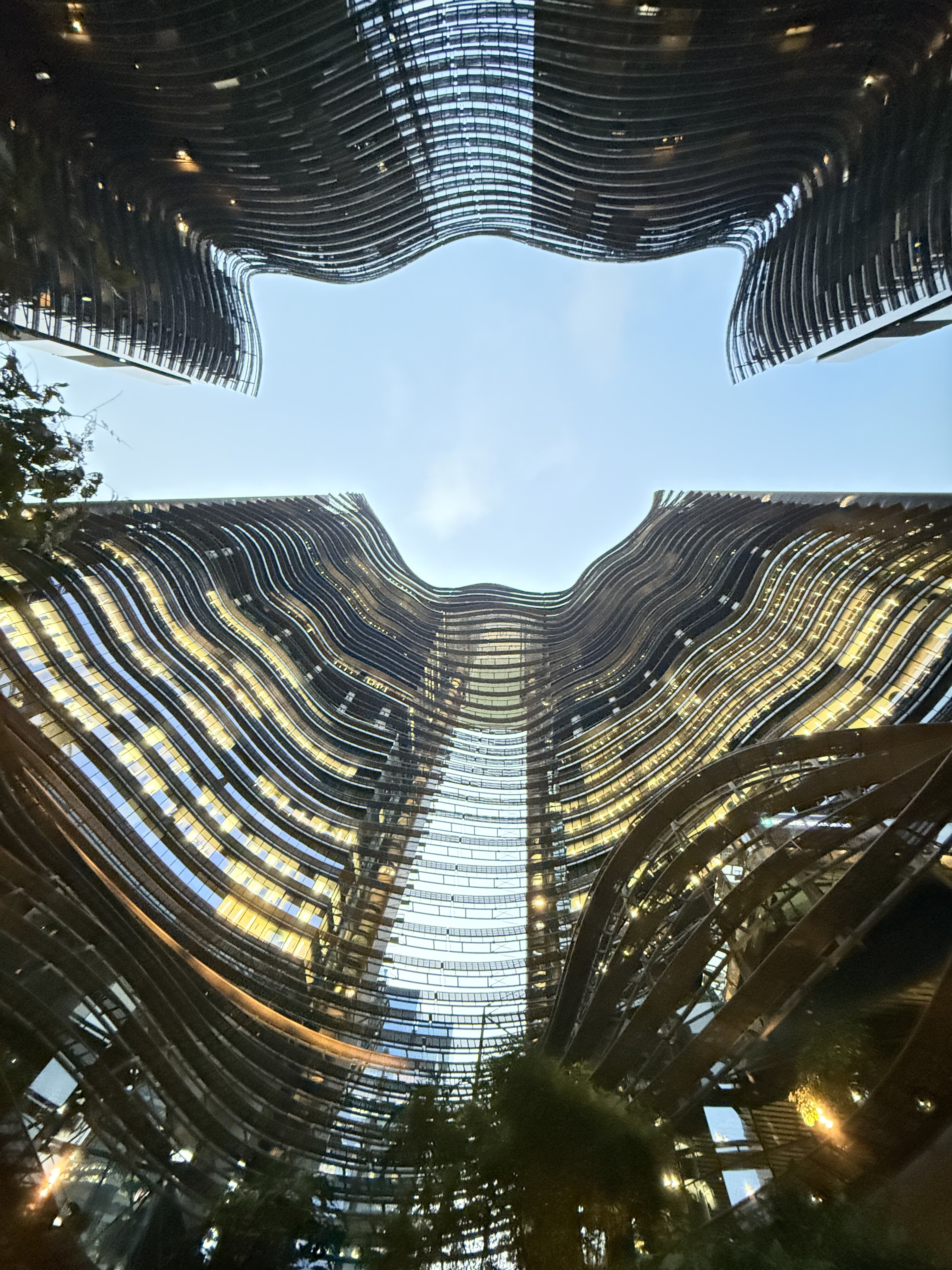 走到了 Meta 楼下看看这设计独特的建筑物