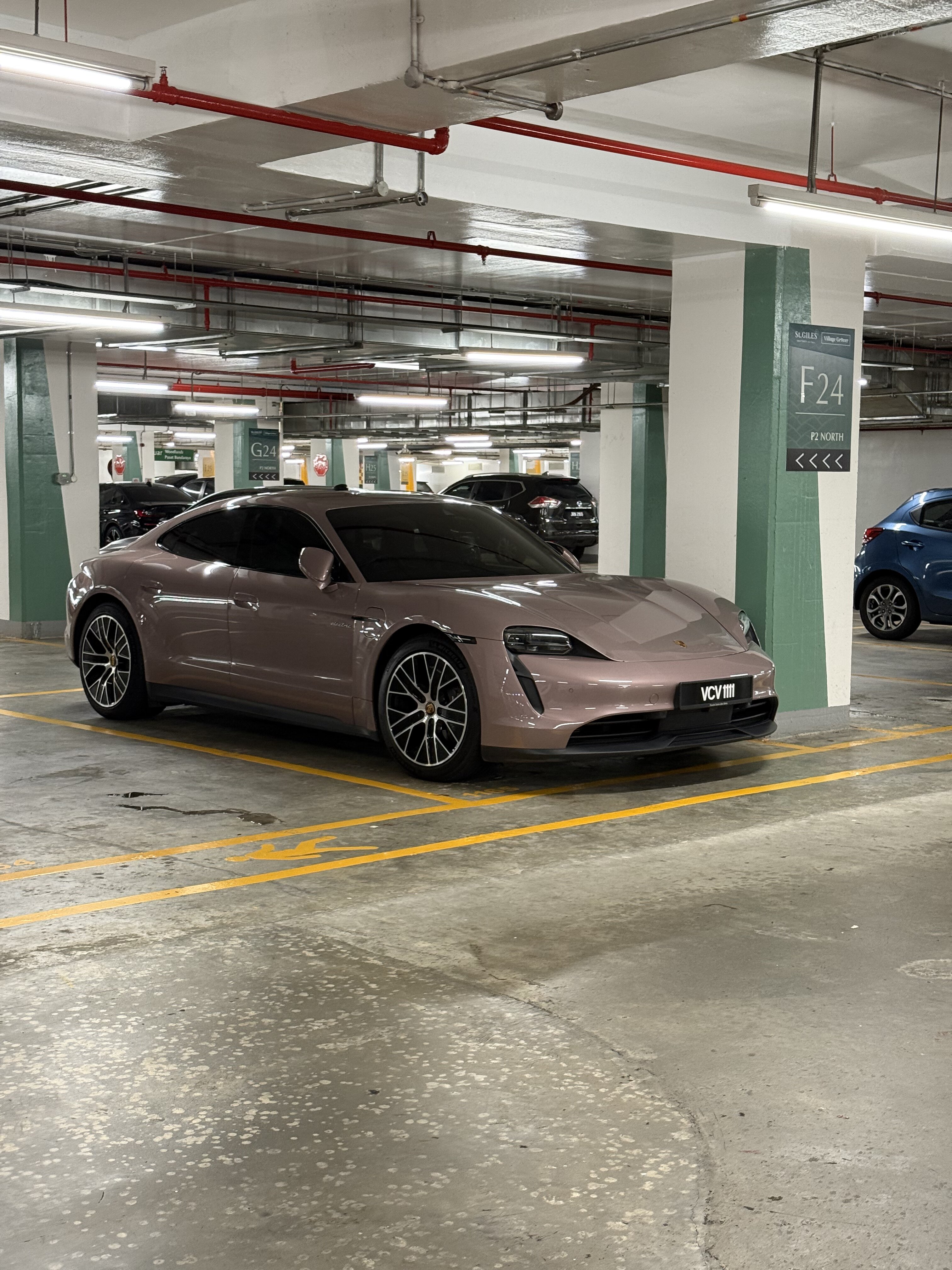 Taycan 🫢 话说 随便喜欢随便拍随便放 没有涂掉他车牌没关系吧 😳 反正知道一个陌生人车牌也不要紧吧 啊哈哈哈哈