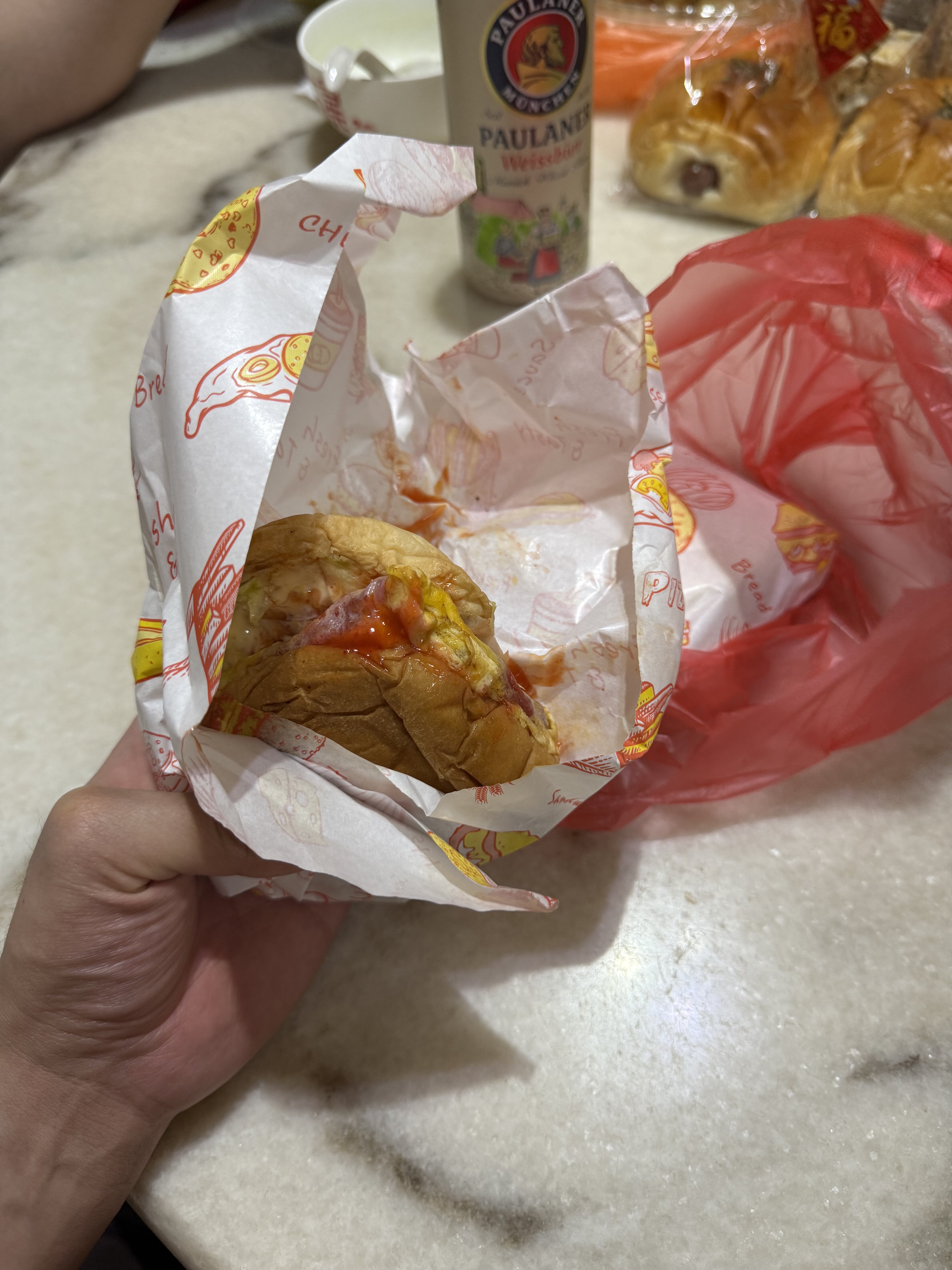 回家还有爸爸妈妈的爱，怕我饿，打包了 7-11 前面的 burgers - 超级好吃！ALAKDSJLKASDLJKDL