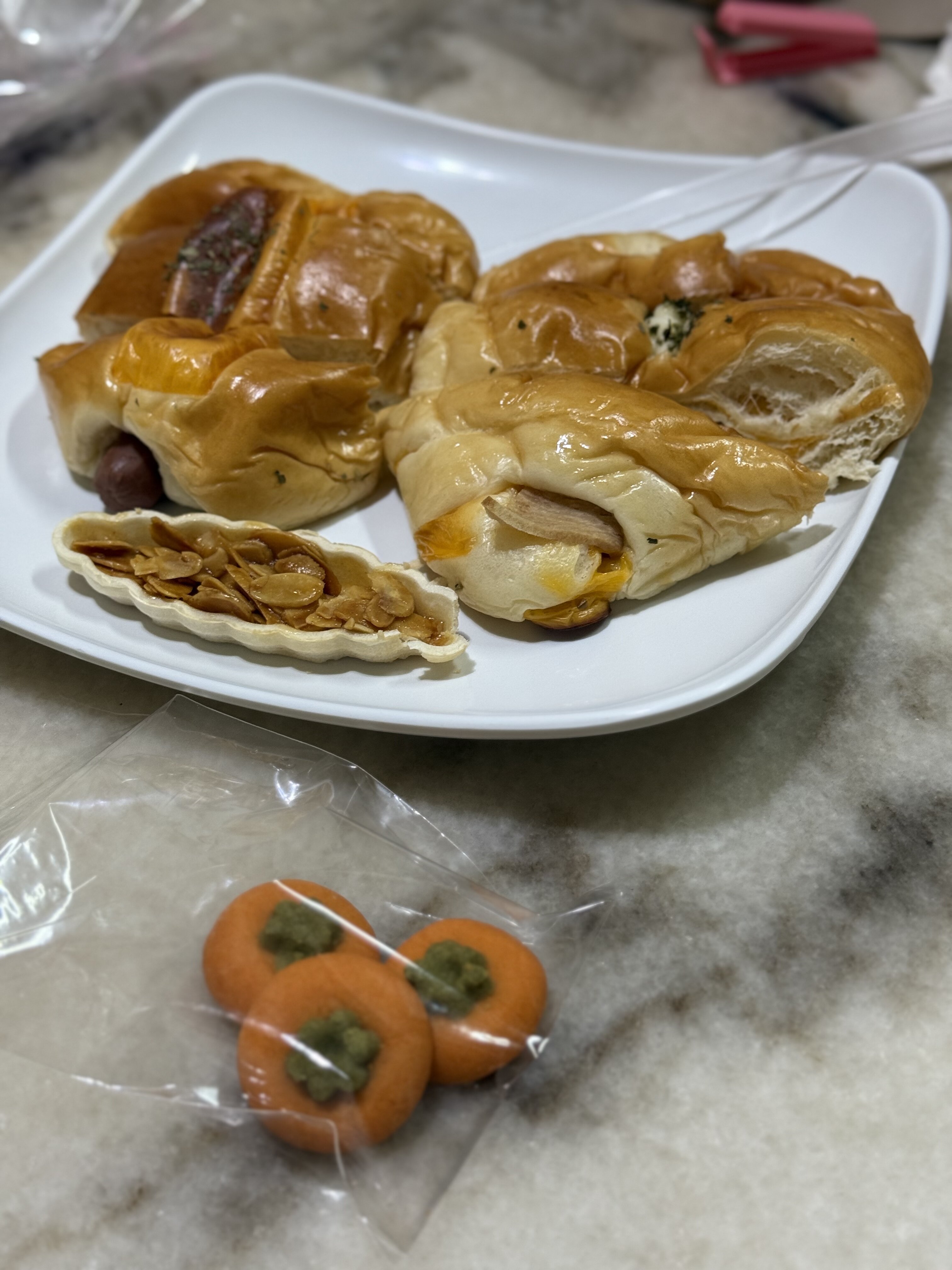 还有一些面包饼干~