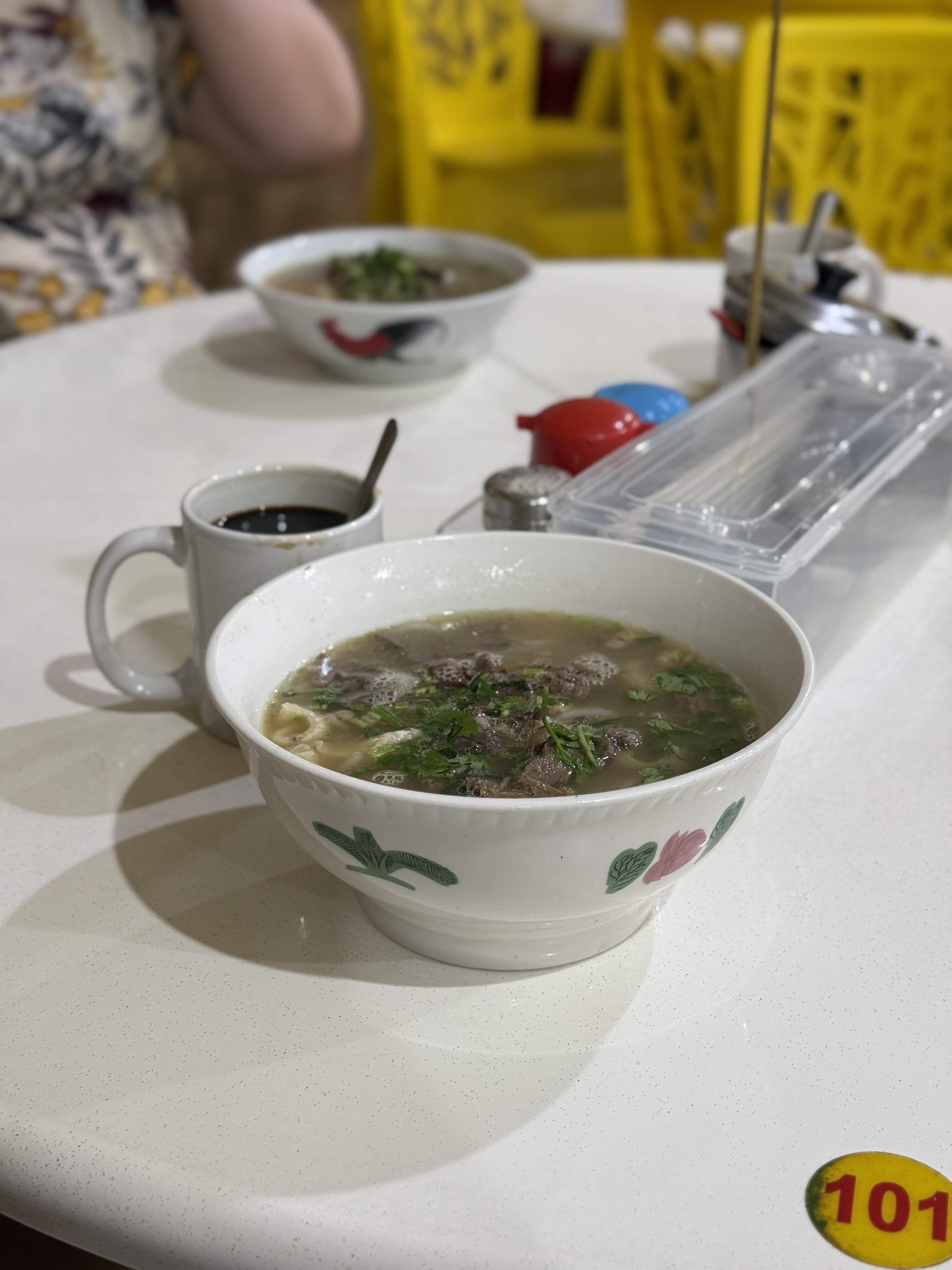 古来海南牛肉粉 9/10 没开玩笑 - 很咸很够味，而且牛肉很软！不会有那种怪怪的牛肉味！处理到真的很干净的感觉，然后牛根、牛耳朵？什么的都很好吃，可能是很咸的关系所以吃起来就是很下饭 - 但是我叫的是面条的哈哈哈