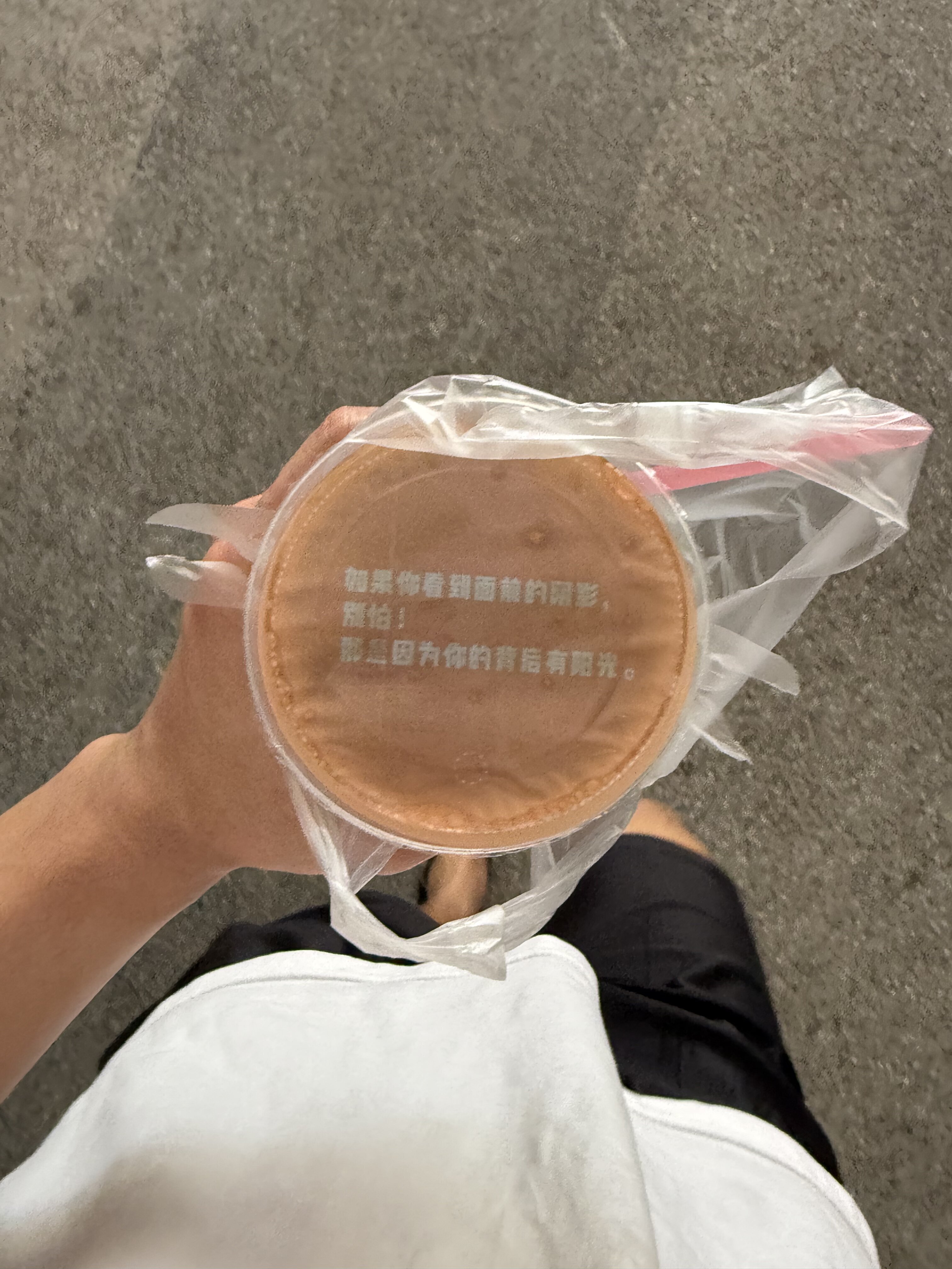 如果你看到前面的阴影，别怕！那是因为你的背后有阳光！- awwww