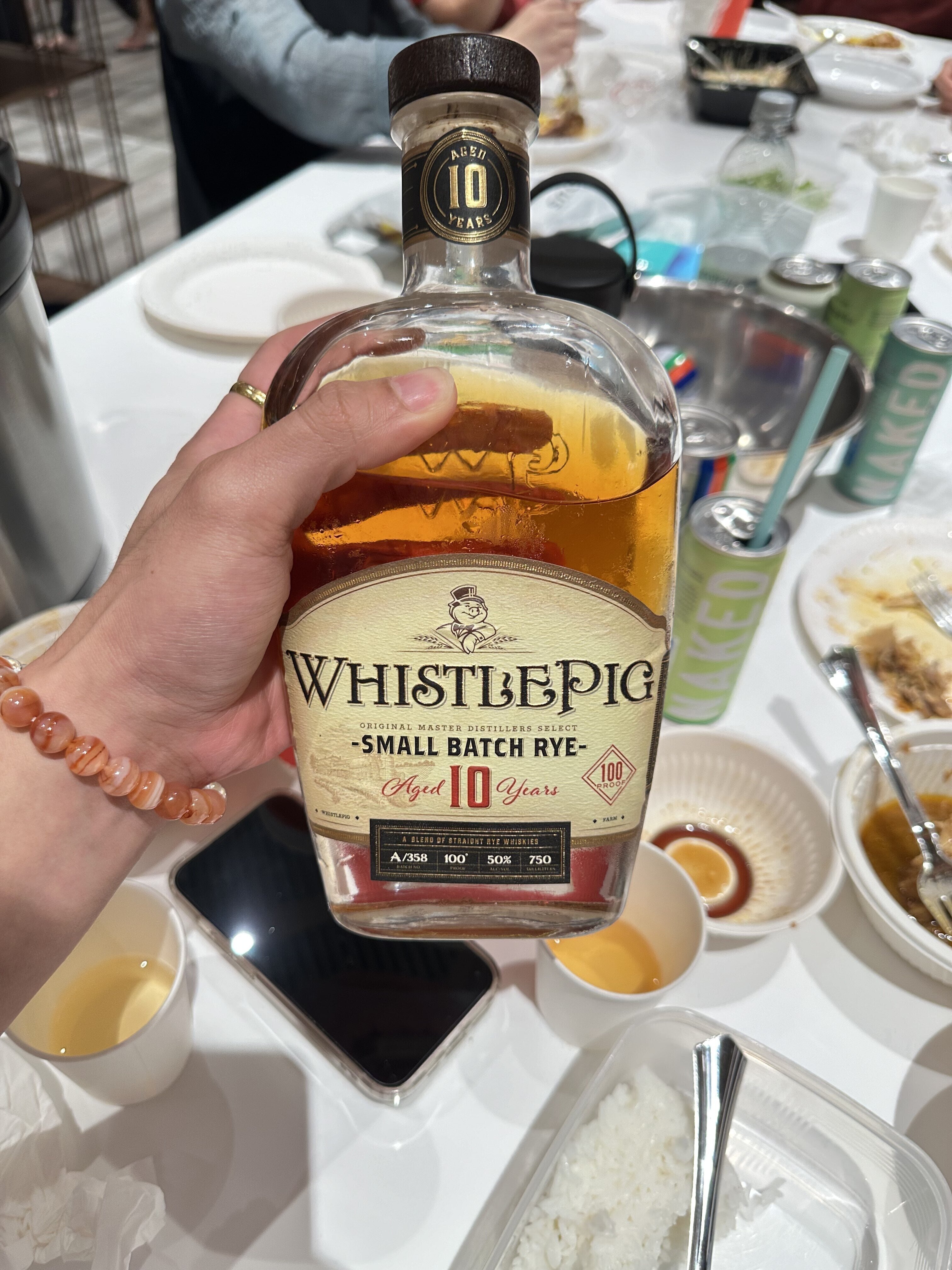 a finely-aged 10-year whisky, with a hint of oak and a nice, warm finish. just the right amount of smokiness to keep it interesting. 🤌🏼👌🏼